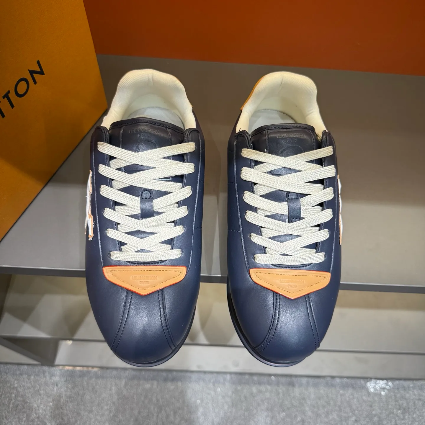 P540 Size 38-45 LV 🫏The colorful interpretation of BUTTERSOFT sneakers combines sheepskin, The colorful interpretation of LV BUTTERSOFT sneakers combines sheepskin and calfskin, bringing a super soft feel. Designed by Pharrell Williams, this '60s-inspired shoe features a padded upper that's been crafted by Louis Vuitton craftsmen to further enhance the comfort of the leather. In addition to the LV initials, it features multiple signatures, including natural leather trim and an embossed pattern of Pharrell Williams and lobster on the side, referencing the Fall/Winter 2025 men’s show. A must-have artifact for fashionistas✅